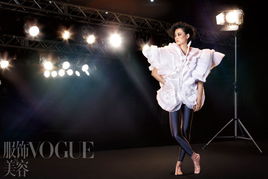 郑钦文闪耀VOGUE舞台，超模风采不输人