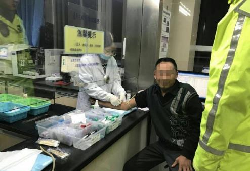 女子醉驾撞车逃逸，竟让儿子顶包——法律严惩下的警示教育