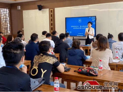 媒体倡导，校长与孩子共餐，平等共享，共筑和谐校园