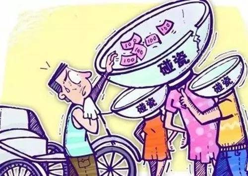 男子反复捶断手指碰瓷30余起，道德沦丧的背后