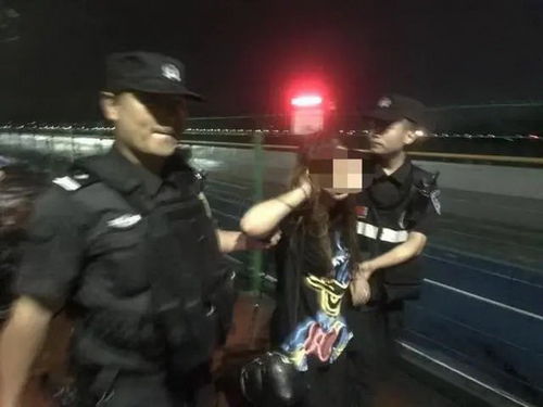 00后女警遭遇审讯挑战，气到捶墙的背后故事