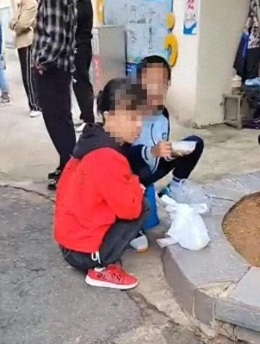 学生自带饭需蹲教室外吃？官方回应