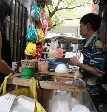 店员在公厕冲洗臭豆腐？官方回应
