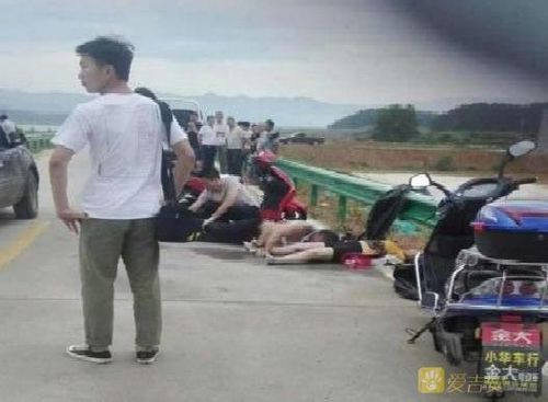 悲剧瞬间，摩托司机等红绿灯时遭遇不幸