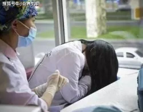 女子产后出院，老公套袋抬回家的故事