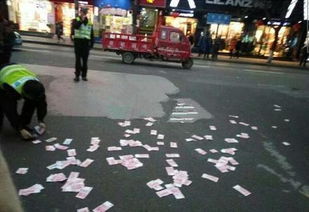 男子街头惊现奇景，取约万元现金当街边走边撒