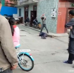 男子当街殴打老父亲，警方迅速介入处理
