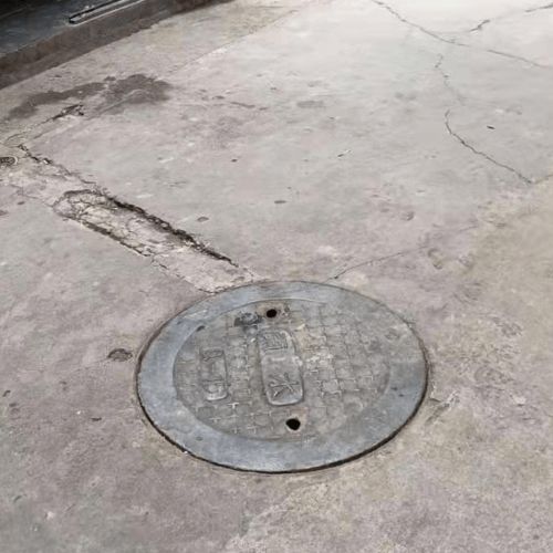 甘肃某地井盖一敲就碎，安全隐患与城市管理的反思