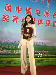 秦海璐，金鸡奖后台的宁静小憩