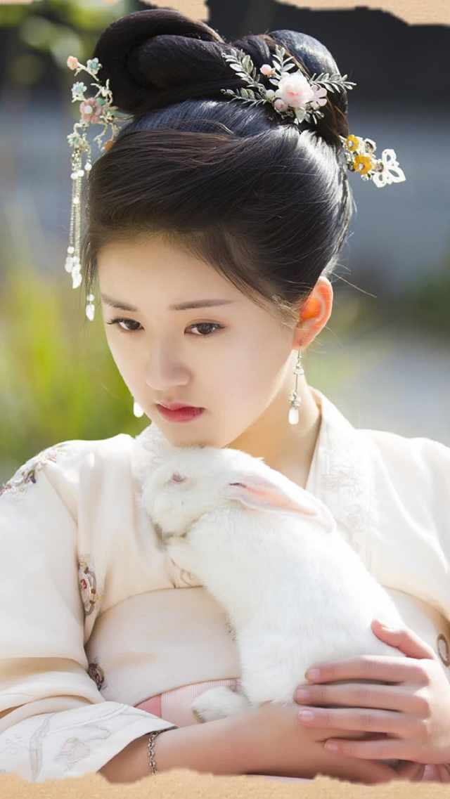 赵露思低胸装之魅力，性感之美的诠释