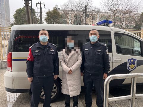 民警巧妙操作，用羽绒服遮挡嫌疑人手铐的背后故事