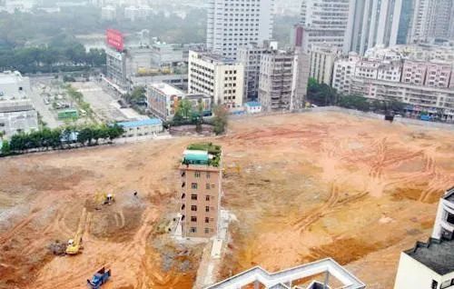 地铁疑因钉子户改线，花5亿拆迁一半，城市发展与个体权益的微妙平衡