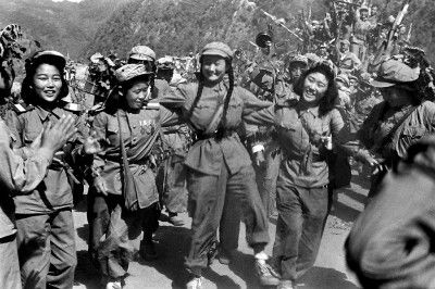 珍贵画面，志愿军战士真实冲锋影像的震撼与思考