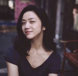汤唯携夫女重返母校，共叙旧梦