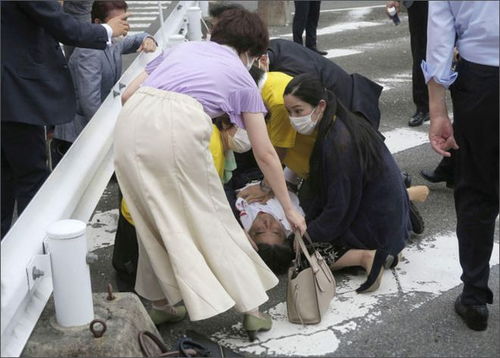 日本首相石破茂遭遇车祸，现场曝光与后续影响
