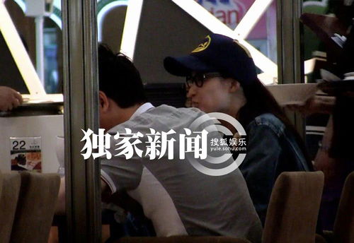 冯绍峰与女友十指紧扣，甜蜜瞬间，甜度爆表