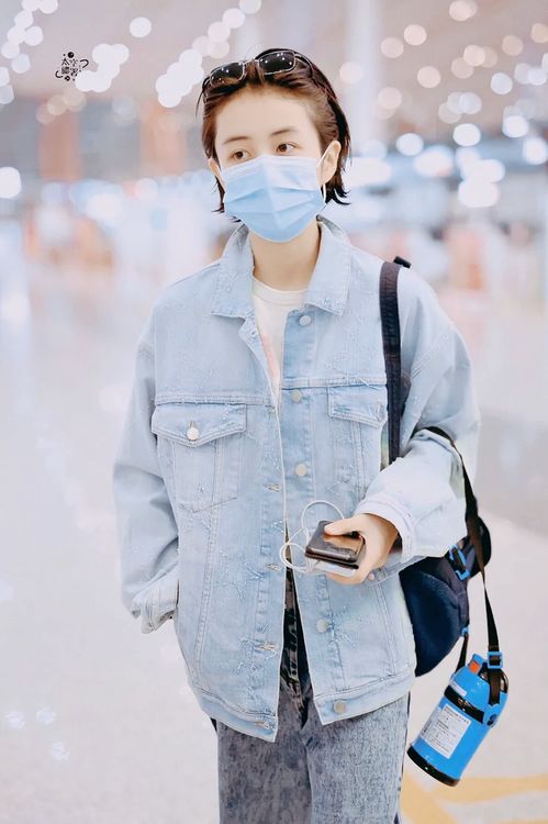 张子枫的时尚之选——镂空刺绣外套