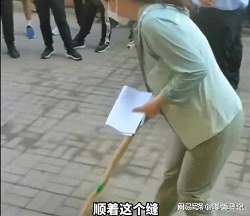 网红直播行为引发争议，用竹签捅女游客的背后真相