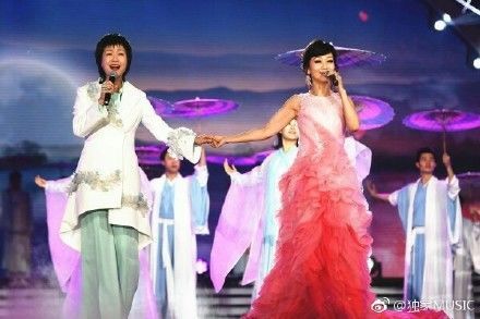 叶童赵雅芝同台颁奖，梦回许仙白娘子的经典时刻