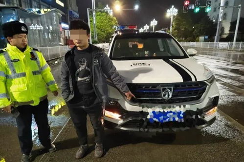 男子驾车接女友，一场温馨的等待与相聚