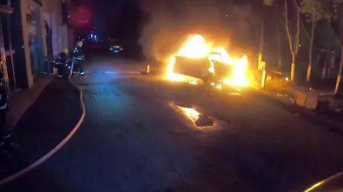 轿车突发爆炸，车主惊险逃生