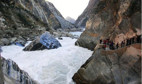 景区热烈回应李现在虎跳峡高举国旗，彰显爱国情怀