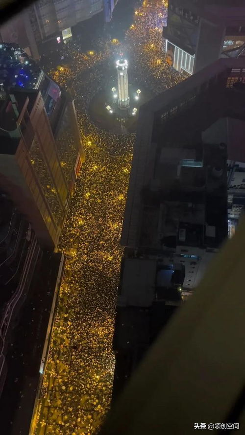 重庆解放碑跨年之夜，浪漫的时光与璀璨的烟火
