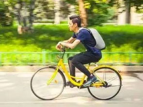 男子骑车卖糖葫芦遭遇巡逻追赶，放喇叭引爆笑