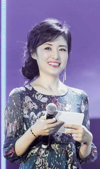 女子以鸡窝头风采，为周涛献上独特讲解