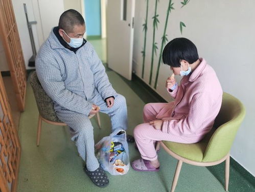 爱之力量，女孩为救患白血病男友勇敢摆地摊