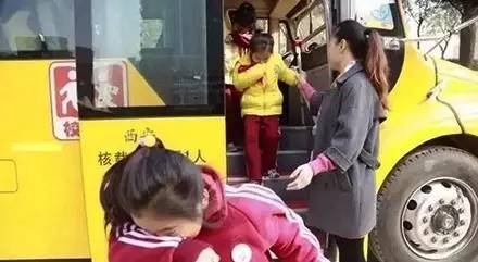 宝宝意外下车，家长惊险举动引路人惊呼