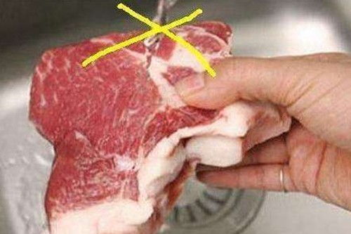 告别错误解冻法——别再让肉泡在水中解冻