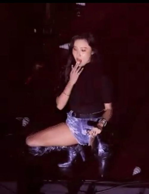 吴宣仪热舞尺度引争议，擦边行为引发热议