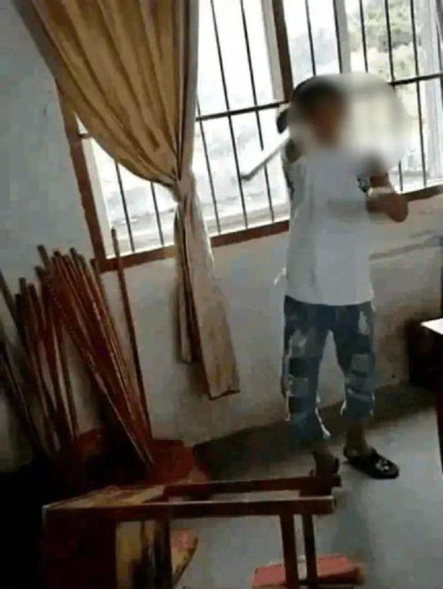 女生教室内遭围殴，老师低头改作业——校园暴力下的教育困境