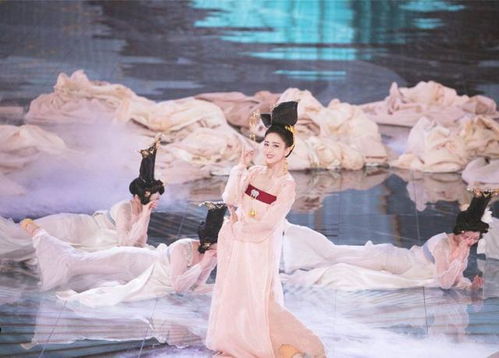 李一桐唐装美人惊艳众生，演绎古典之美