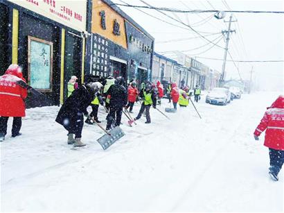 郑州遭遇罕见大暴雪，城市雪景与应对措施