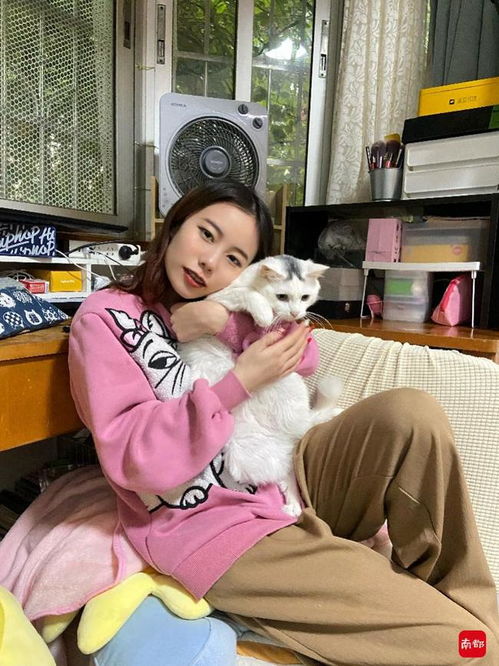 女子上门喂猫服务，一次收费110元，一天服务20家