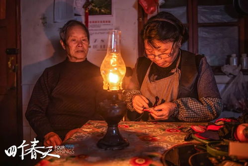 父亲离世后的第一个春节，儿子回家独坐门口的泪光