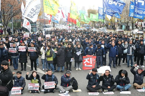 韩上万民众雨中集会，呼吁释放尹锡悦，一场社会呼声的集结