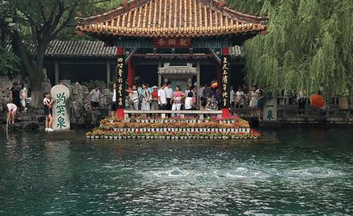 天下第一财神庙盛况，凌晨时分游客如潮