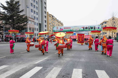 锣鼓喧天迎新春，舞乐欢腾庆华年