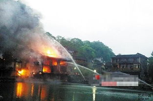 凤凰古城一建筑起火，游客穿睡衣紧急逃生