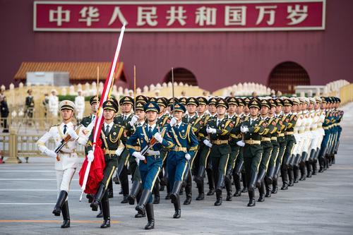 三面五星红旗同时升起的庄严时刻