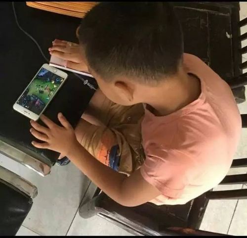 女生沉迷同一视频，六小时后手机屏幕烧屏的背后故事