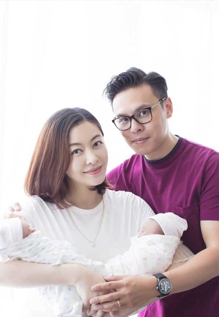 温馨的拥抱——83岁太爷爷小心抱刚出生12天的重孙