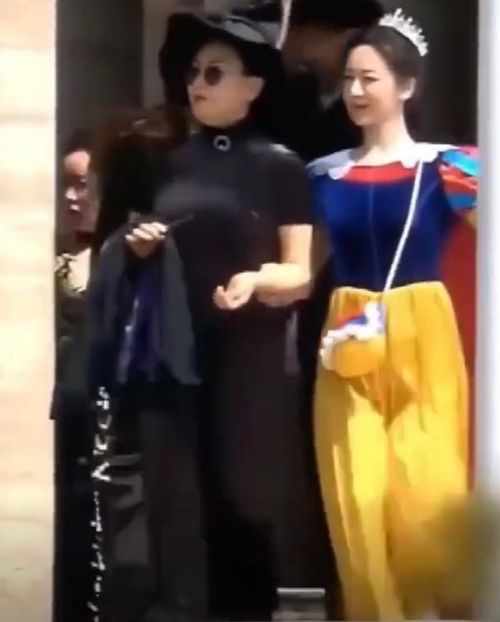 杨紫家业撑伞路透，如画般的美丽瞬间