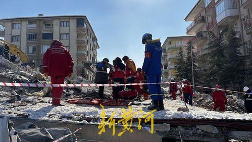 重返废墟，男子为办退休挖掘5·12地震废墟的勇气与意义