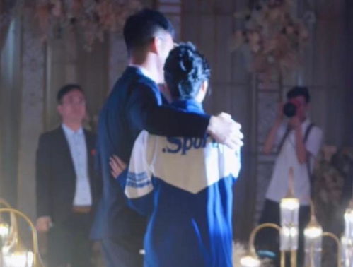 校服下的誓言，新娘穿校服登台，新郎情深眼眶红
