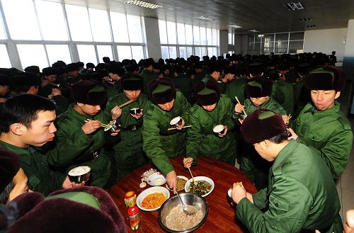深圳机器人掌勺为入伍新兵做午餐