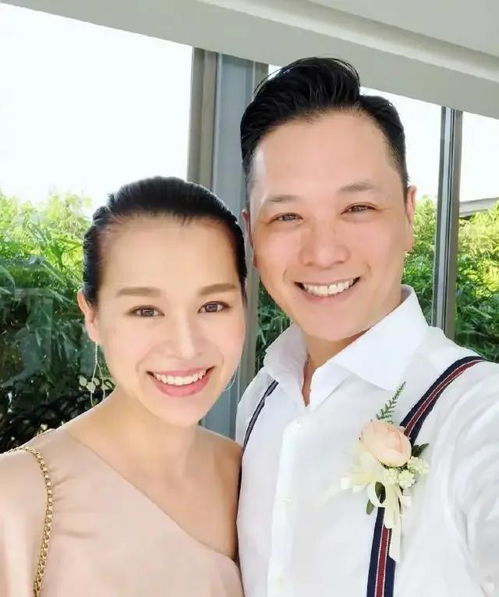 胡杏儿老公回应夜店与美女搂抱